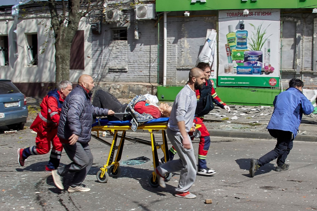 Ukrainische Retter und medizinisches Personal helfen den Verwundeten nach den russischen Bombenangriffen.