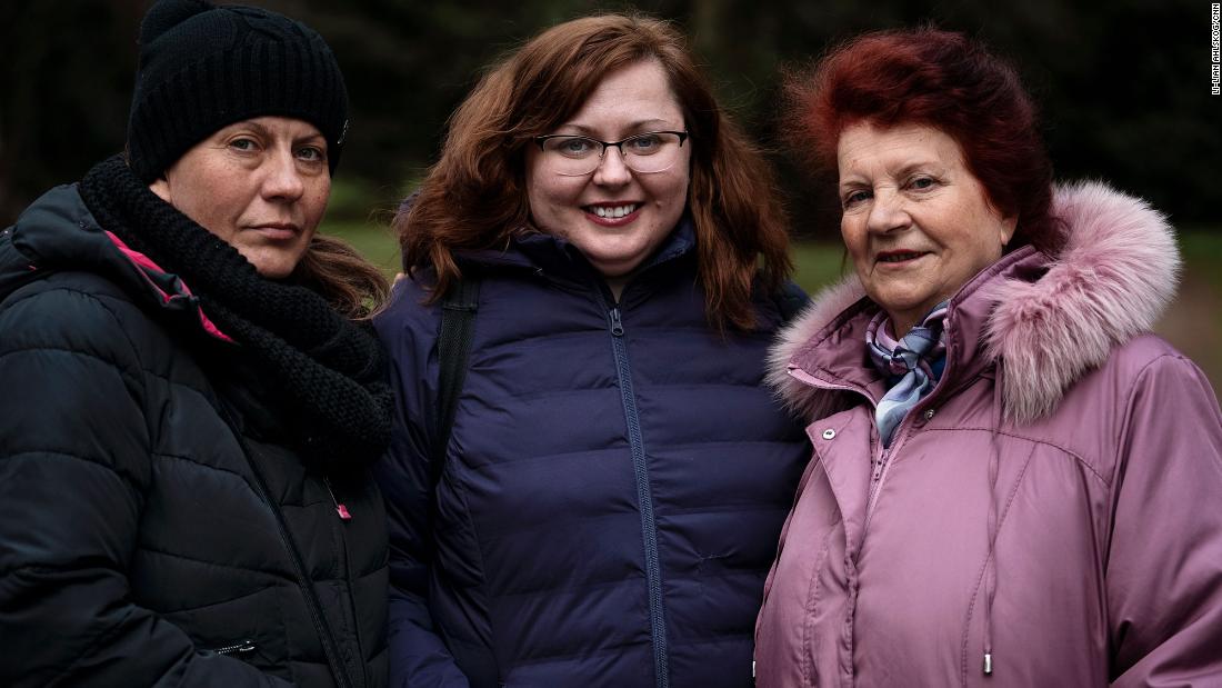 Photo of Die Familie einer ukrainisch-amerikanischen Frau musste nach Russland fliehen.  Sie schmuggelte sie nach Polen