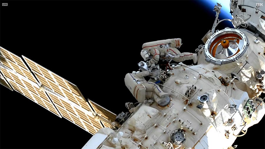 Photo of Russische Kosmonauten haben einen Weltraumspaziergang absolviert, um einen 37-Fuß-Roboterarm zu bauen