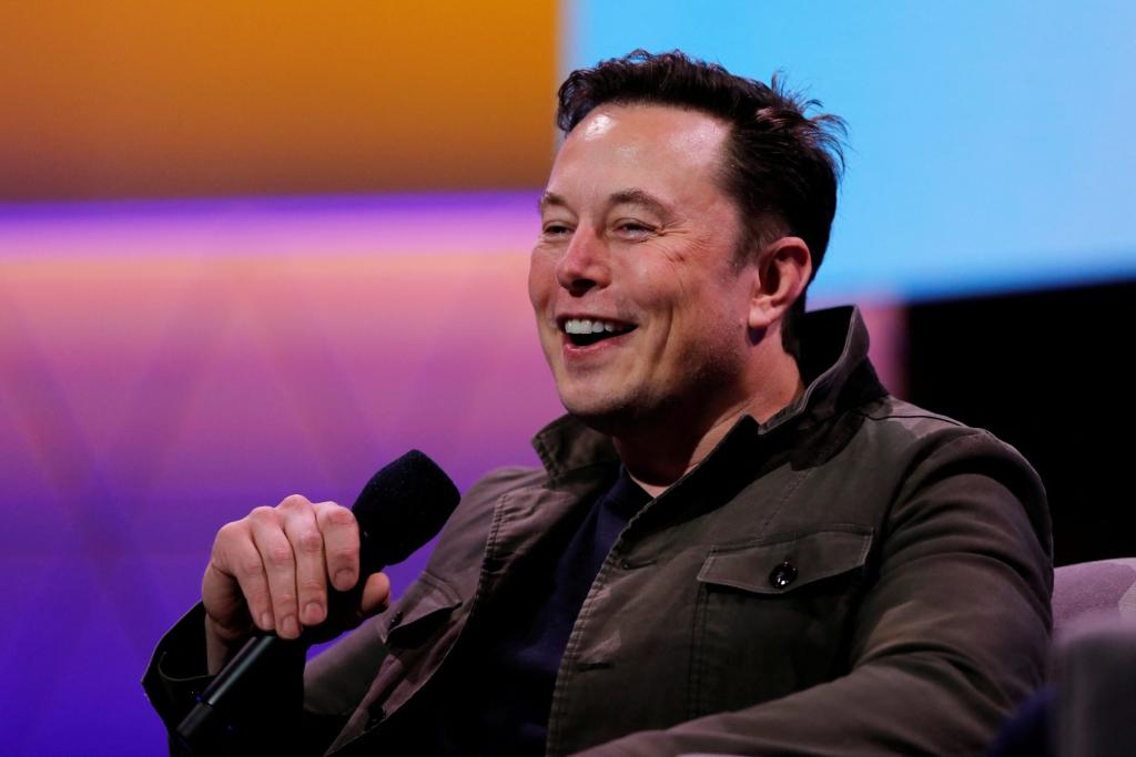 Elon Musk sagt, dass er in den zusätzlichen Schlafzimmern seiner Freunde schläft