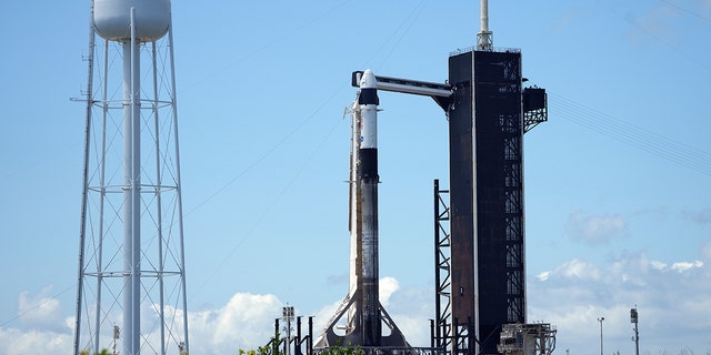 Eine Falcon-Rakete von SpaceX sitzt am Dienstag, den 26. April 2022, auf dem Startkomplex 39A im Kennedy Space Center in Cape Canaveral, Florida. 