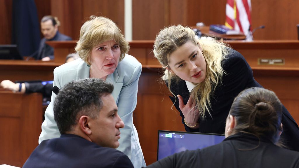Amber Heard wurde bei einer Lüge erwischt, nachdem ihre Make-up-Marke sie beim Prozess gegen Johnny Depp enthüllt hatte