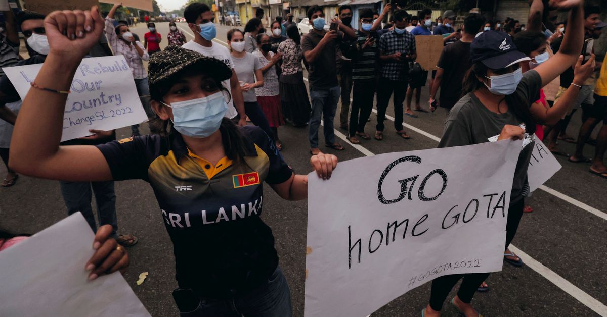 Photo of Demonstranten in Sri Lanka widersetzen sich der Ausgangssperre, die Polizei setzt Tränengas auf Studenten ein