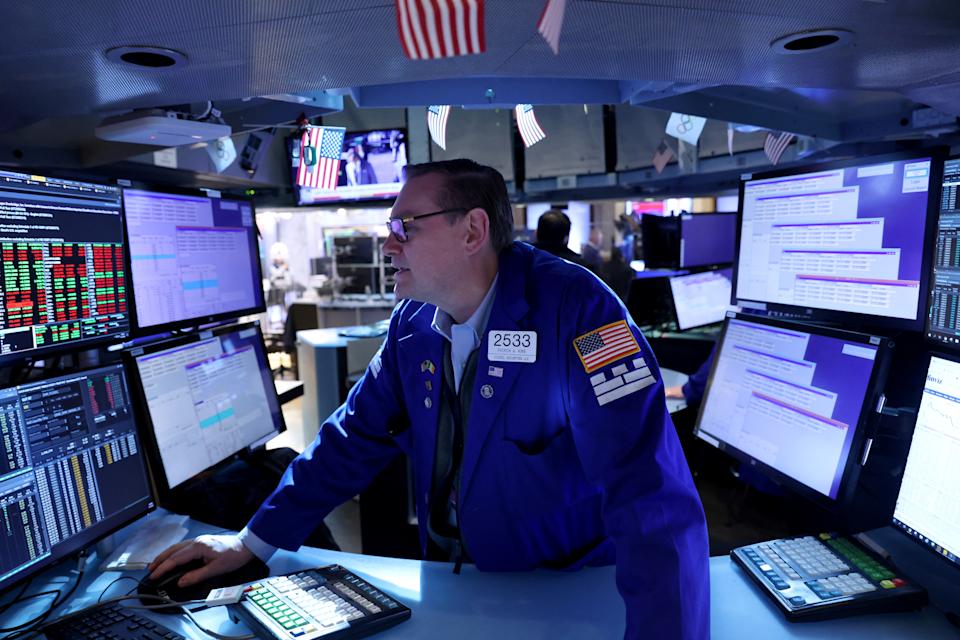 Ein Händler arbeitet auf dem Handelsparkett der New York Stock Exchange (NYSE) in Manhattan, New York City, USA, 11. April 2022. REUTERS/Andrew Kelly