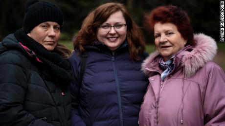 Mila Turchin (Mitte) ist nach einer erschütternden Reise endlich wieder mit ihrer Mutter Luba (rechts) und ihrer Schwester Vita (links) in Polen vereint.