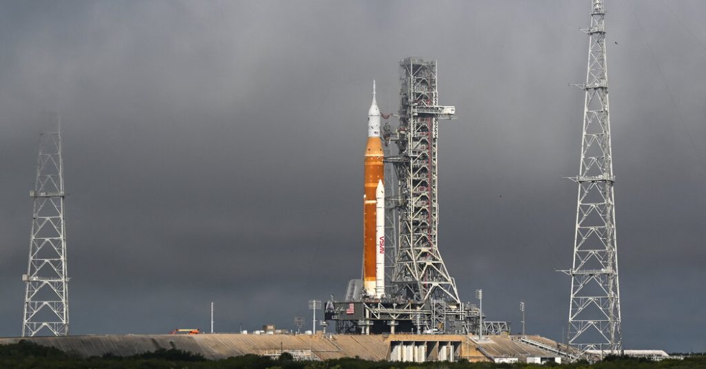 Die NASA wird ihre Mondrakete zur Reparatur von der Startrampe entfernen