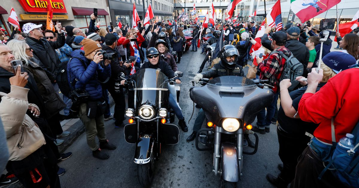 Photo of Die Polizei verhaftet mehrere in der kanadischen Hauptstadt, als eine Motorradparade gewalttätig wird