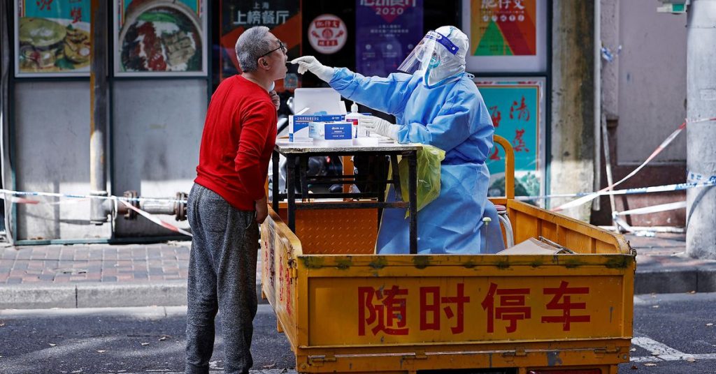 Die Wut unter den eingesperrten Einwohnern Shanghais steigt, als die Stadt mehr COVID-Todesfälle meldet