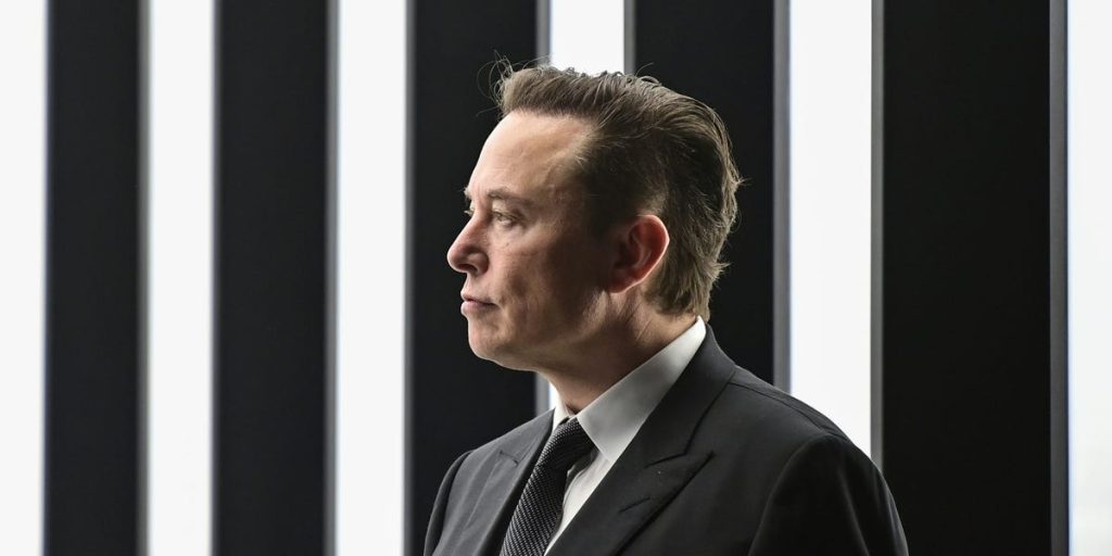 Elon Musk schlug Stellenabbau vor und stellte Stars ein, um Twitter zu helfen: Berichte