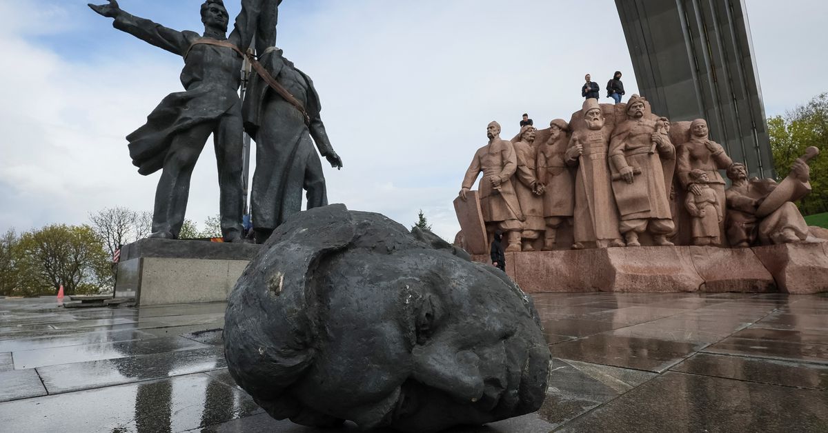 Photo of Kiew zerstört ein Denkmal aus der Sowjetzeit, das die russisch-ukrainische Freundschaft symbolisiert