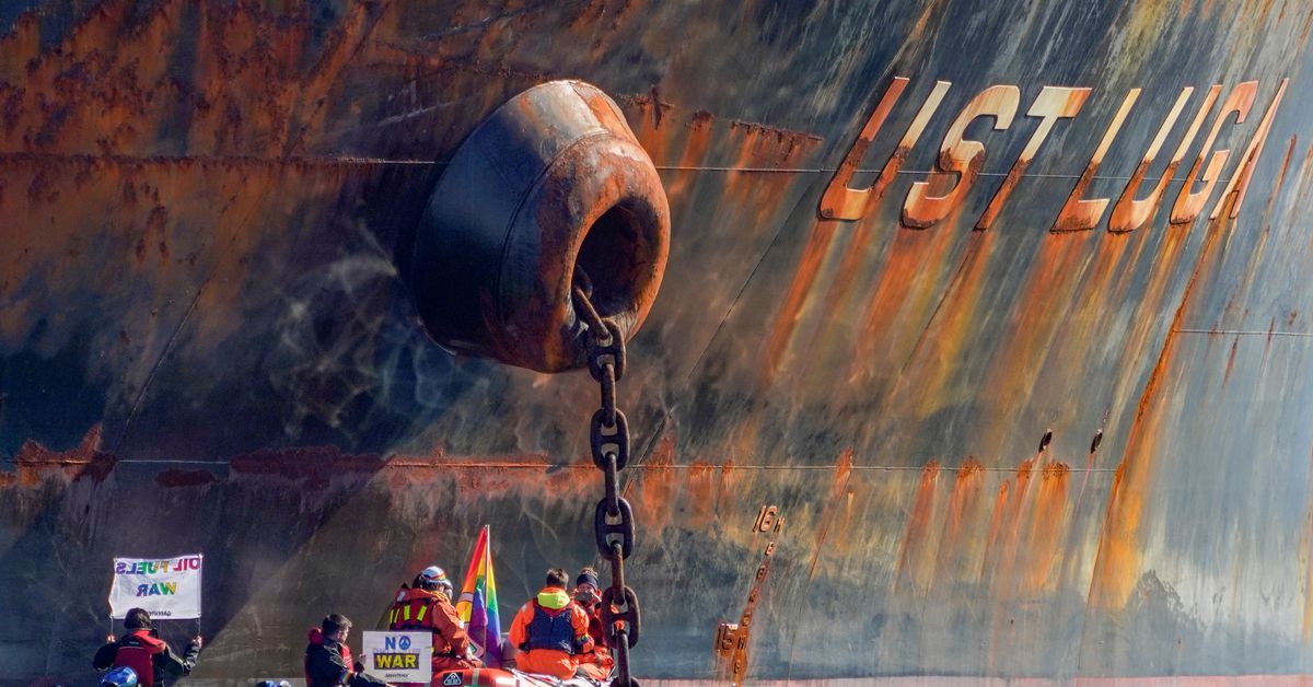 Photo of Norwegen nimmt Aktivisten fest, die einen russischen Öltanker blockieren