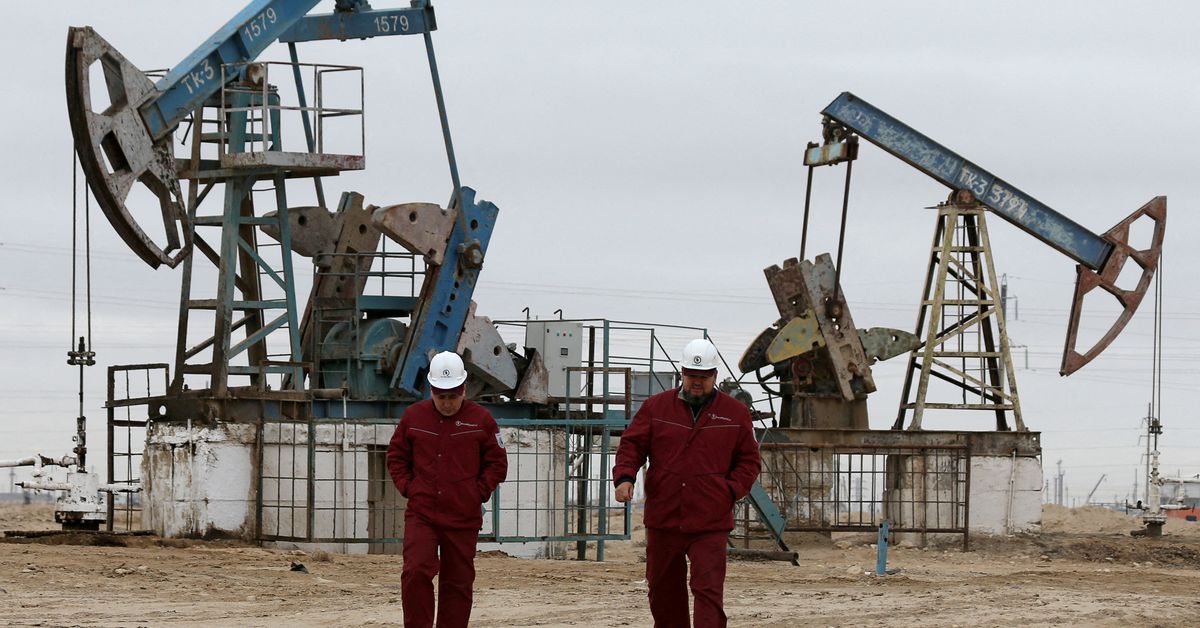 Photo of Öl steigt über 105 $, da Versorgungsbedenken bestehen bleiben