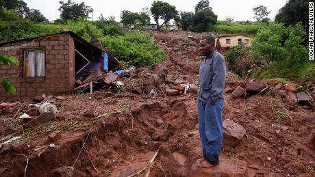 Am Dienstag untersuchte Durbans Jhumpa Ferry das Gelände, auf dem sein Haus stand, bevor sintflutartige Regenfälle es zerstörten.