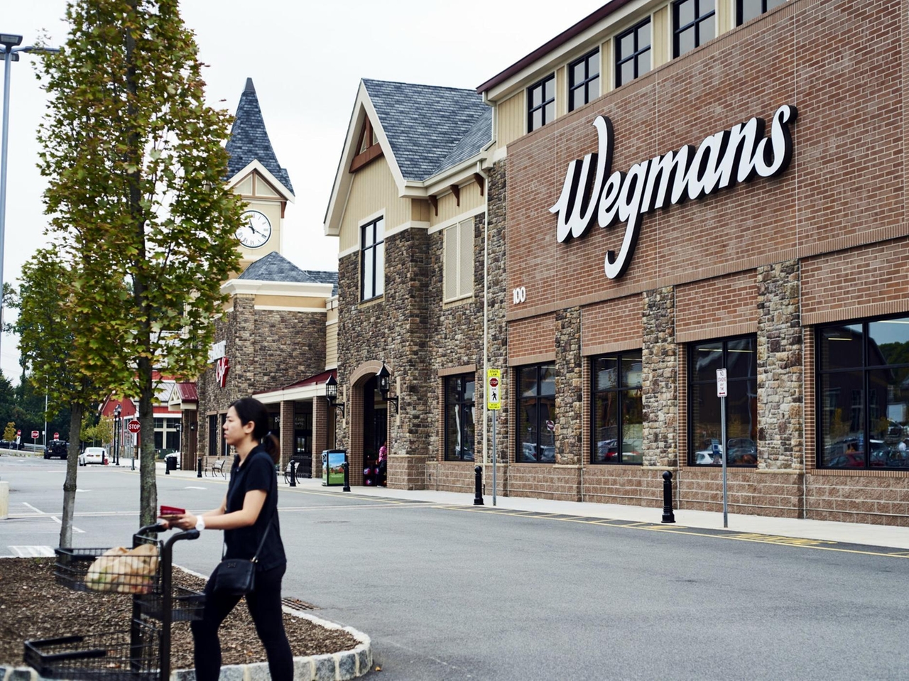 Wegmans plant, sein erstes Geschäft auf Long Island zu eröffnen, sagt der gehobene Lebensmittelhändler