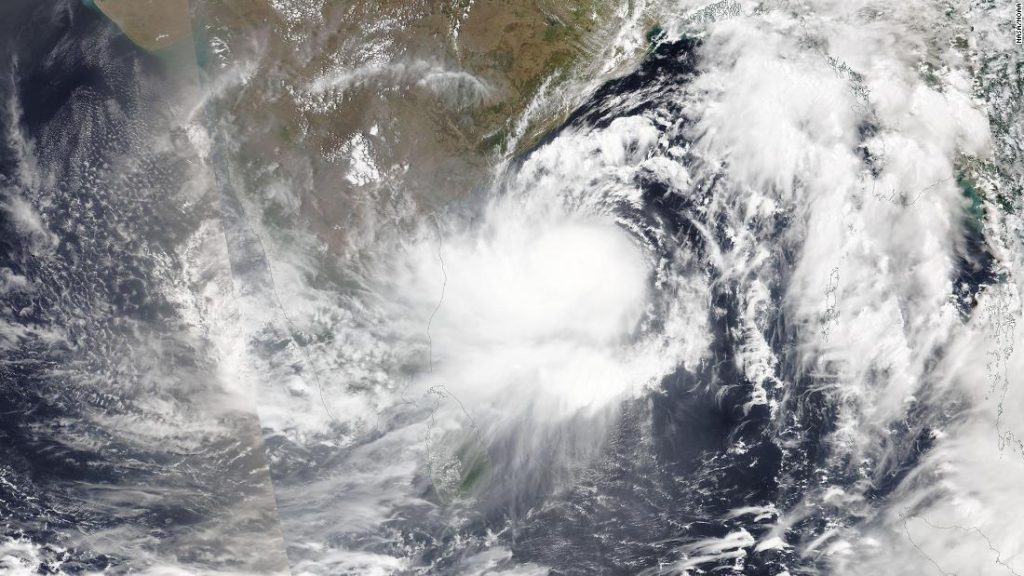 Der tropische Wirbelsturm Asani bedroht Ostindien, während eine weitere brutale Hitzewelle im ganzen Land anhält