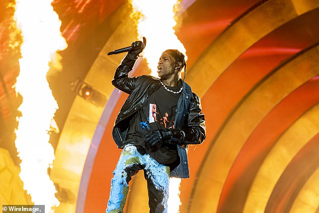 Rapper Travis Scott geriet unter Beschuss, nachdem er weiterhin beim Astroworld Music Festival aufgetreten war, als das steigende Publikum zu Hunderten von Verletzungen führte – und schließlich zu 10 Todesfällen.