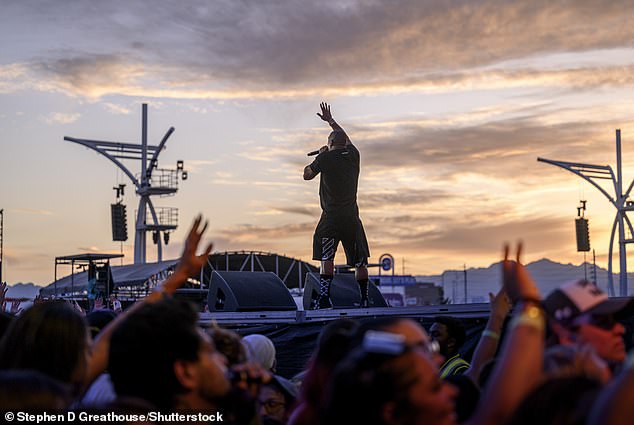 Ja Rule trat bei Sonnenuntergang beim Lovers and Friends Music Festival auf dem Las Vegas Festival Grounds auf, Stunden bevor sie zu den Ausgängen rannte