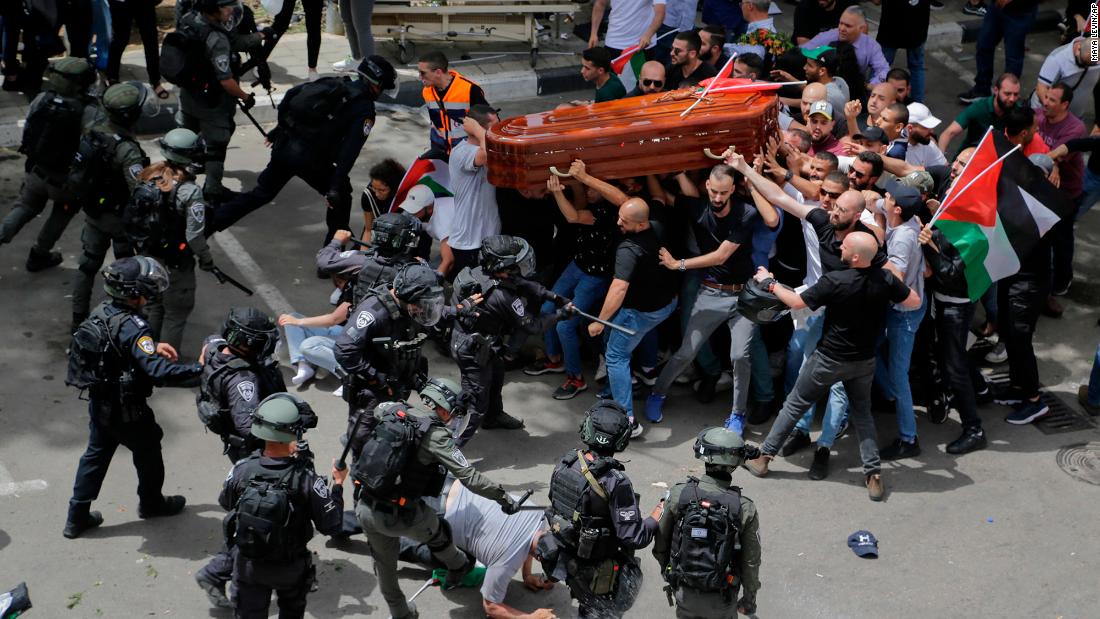 Photo of Der Bruder von Sherine Abu Akle kritisierte bei ihrer Beerdigung das gewalttätige Vorgehen der israelischen Polizei