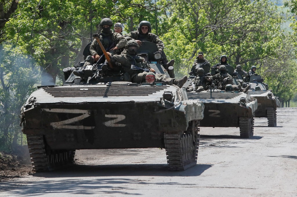 Ein Konvoi russischer Panzerfahrzeuge fährt am 20. Mai entlang einer Straße im Zusammenhang mit dem ukrainisch-russischen Konflikt in der Nähe von Mariupol. 