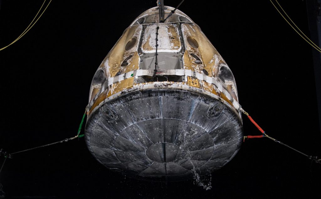 Photo of Die NASA bestreitet den Kraftstoffleckbericht der SpaceX Crew Dragon und enthüllt einen nicht damit zusammenhängenden Defekt im Hitzeschild