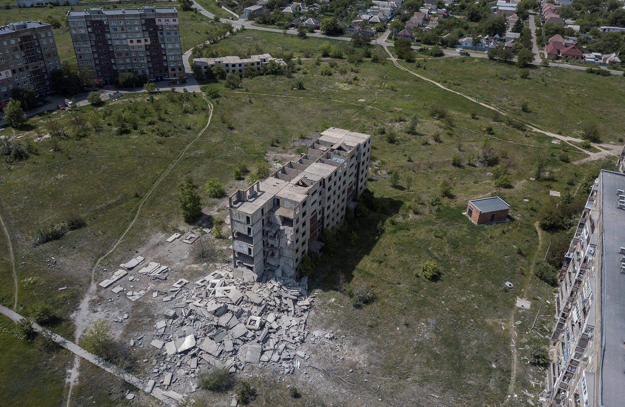 Ein Gebäude, das am 26. Mai bei einem Raketenangriff in der Stadt Kramatorsk in der Region Donezk in der Ukraine beschädigt wurde.