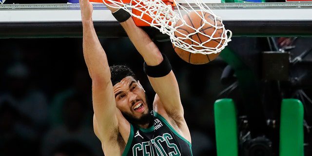 Jason Tatum von Boston Celtics taucht in der ersten Hälfte von Spiel 6 der NBA Playoffs Finals am Freitag, den 27. Mai 2022, in Boston gegen die Miami Heat ein.  (Foto von Associated Press/Michael Dwyer)