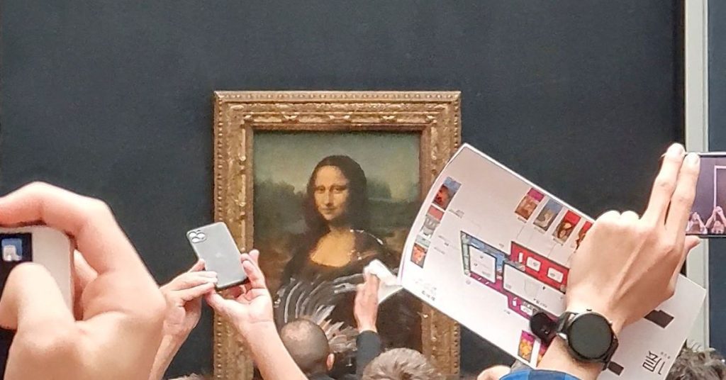 Die Mona Lisa blieb unverletzt, wurde aber bei einem Klimaprotest-Stunt mit Sahne bestrichen