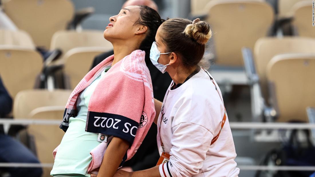Photo of Zheng Qinwen: Menstruationsbeschwerden behindern den Traum der Chinesin bei den French Open, gegen Swiatek zu verlieren
