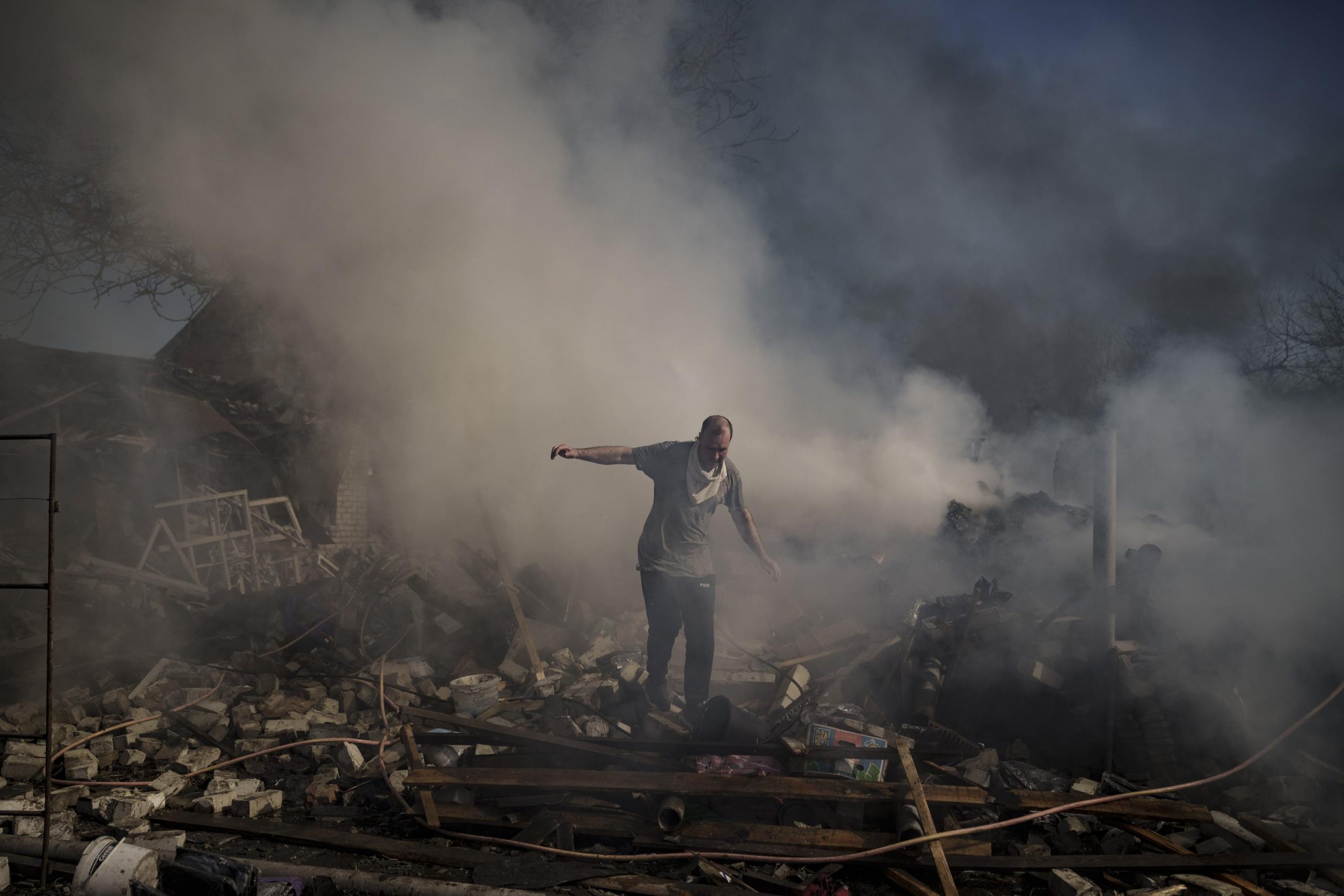 Photo of AP PHOTOS: 10 Wochen in der Ukraine, da vergisst man die Fotos kaum