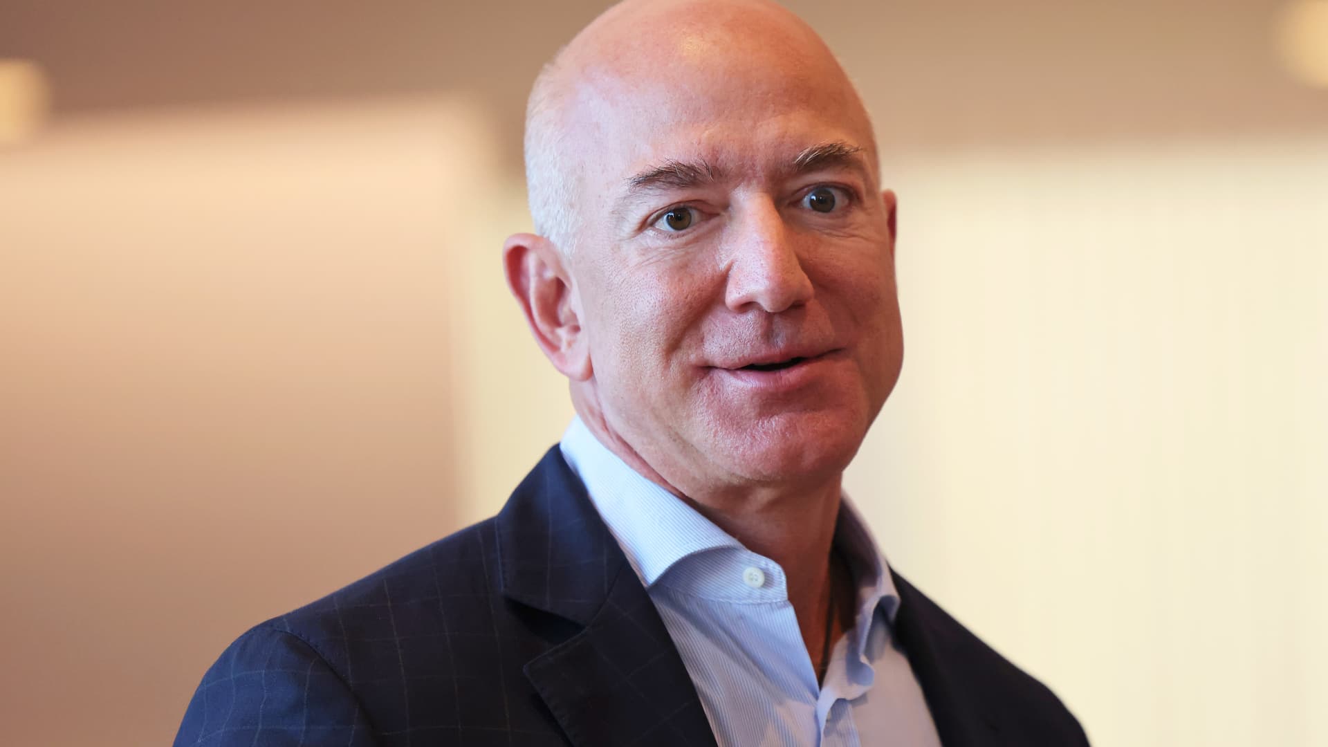 Photo of Bezos von Amazon kritisiert Bidens Vorgesetzten und sagt, Inflation schade den Armen