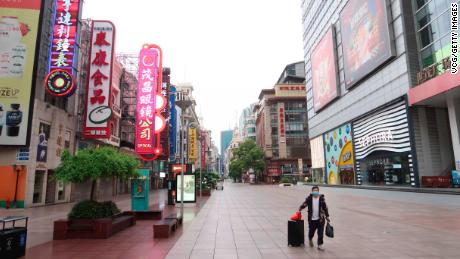 Eine Fußgängerzone an der Nanjing Road ist während der Feiertage zum Tag der Arbeit am 1. Mai 2022 in Shanghai, China, fast leer. 