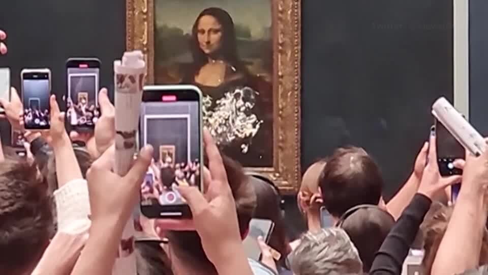 Die Mona Lisa wurde von einem verkleideten Mann mit Sahne bestrichen