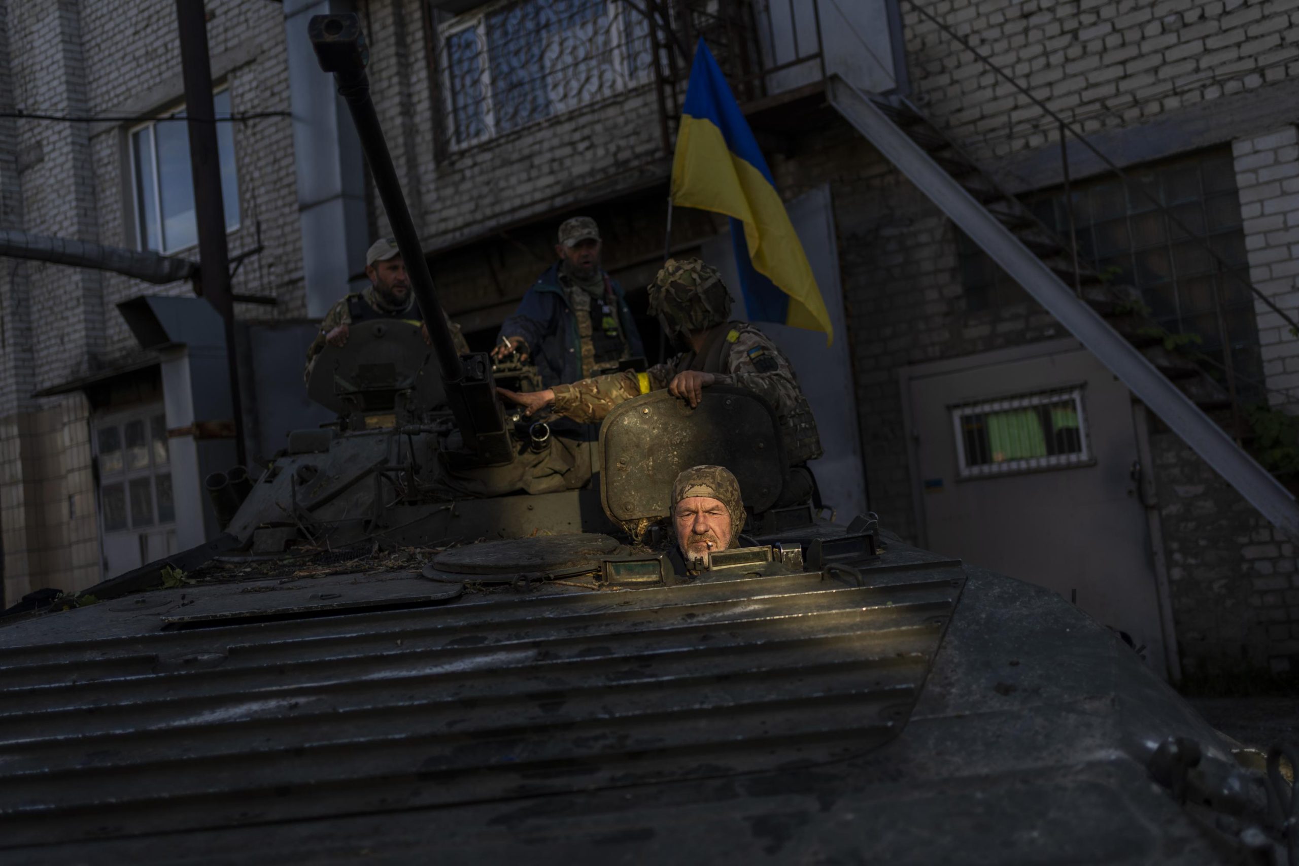 Photo of Die Ukraine und Russland kämpfen im Osten, während Zelensky die Front besucht