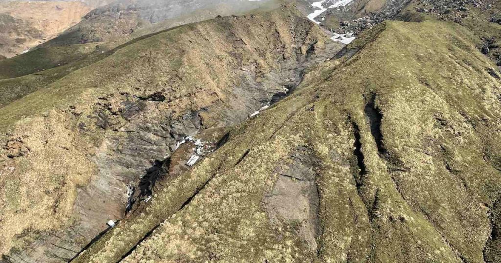 Ein Flugzeug stürzt in Nepal in einen Berghang und tötet alle 22 Menschen an Bord