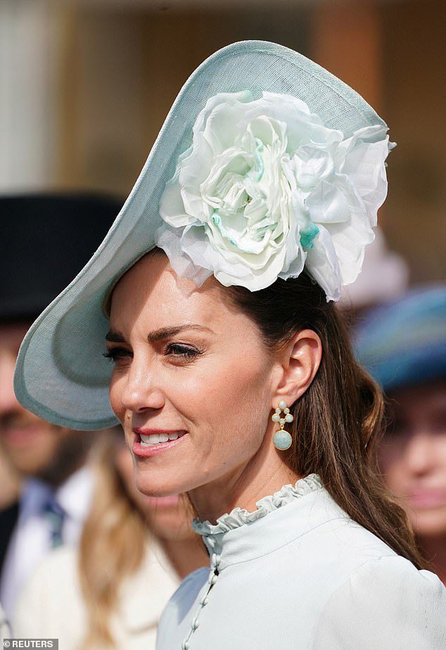 Kate Middleton trug gestern auf einer Gartenparty im Buckingham Palace ein Paar Aquamarin-Ohrringe im Wert von 140 £ (im Bild).