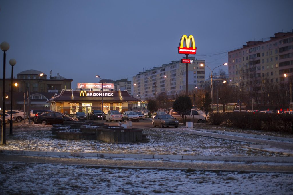 McDonald's verkauft sein Geschäft in Russland und versucht, Arbeiter zu halten
