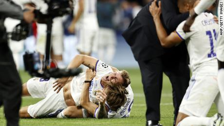 Die Spieler von Real Madrid feiern auf dem Platz, als der Schiedsrichter den Schlusspfiff bläst. 