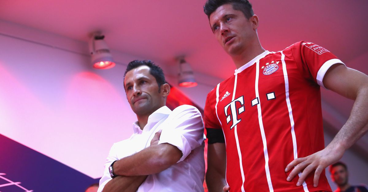 Robert Lewandowski und Hasan Salihamidzic vom FC Bayern München haben unterschiedliche Aussagen über den angeblichen Vorschlag des Vereins