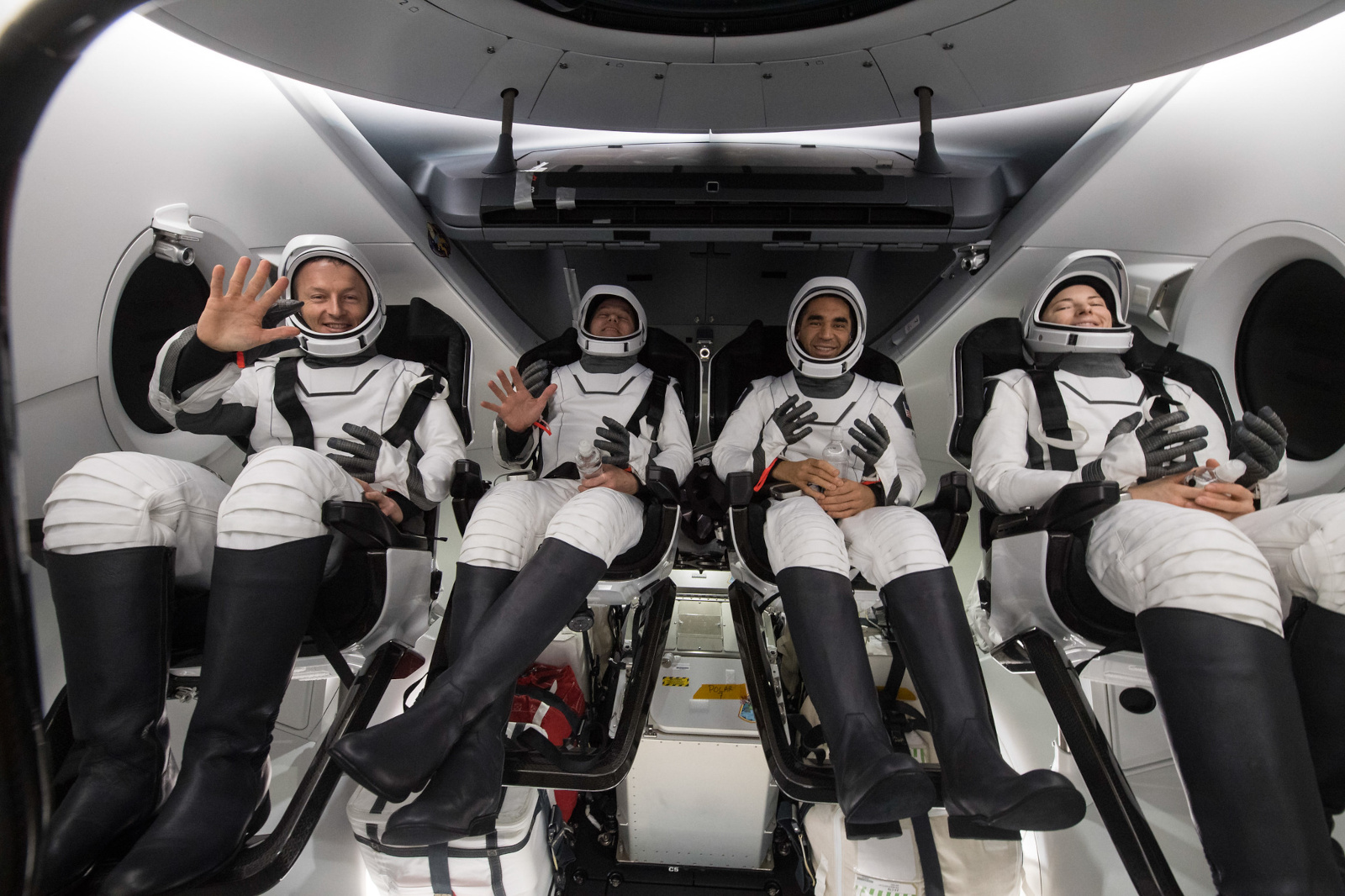 Photo of SpaceX Dragon-Kapsel bringt Astronauten der Besatzung 3 sicher zur Erde zurück