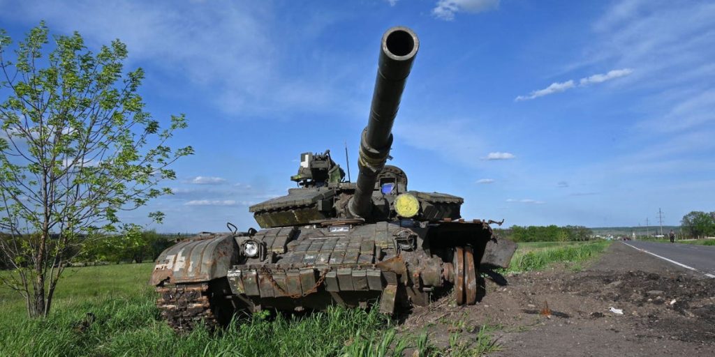 Ukrainische freiwillige Kämpfer setzen einen Panzer namens "Rabbit" gegen russische Streitkräfte ein