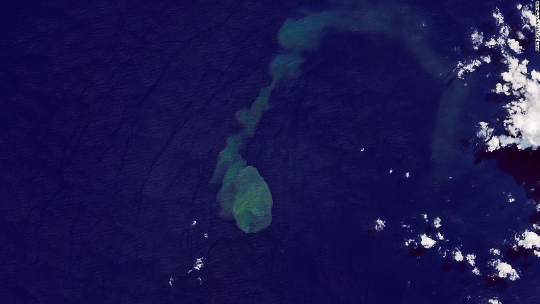 Photo of „Sharkcano“: Die NASA erfasst den Ausbruch eines Unterwasservulkans, der Heimat von zwei Haiarten
