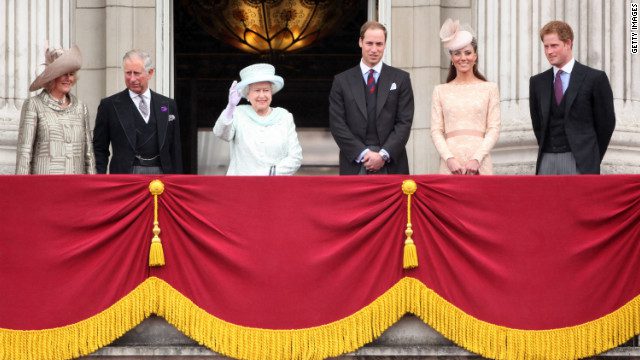 Die britische Königsfamilie winkt während der Feierlichkeiten zum diamantenen Thronjubiläum 2012 vom Buckingham Palace aus der Menge zu.