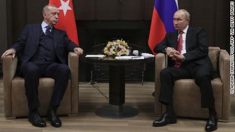 Der russische Präsident Wladimir Putin trifft seinen türkischen Amtskollegen Recep Tayyip Erdogan am 29. September 2021 in Sotschi. 