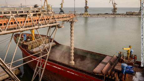 Das mit Getreide beladene Stückgutschiff Medusa S in Richtung Türkei am Getreideterminal UkrTransAgro LLC im Hafen von Mariupol in Mariupol, Ukraine, Donnerstag, 13. Januar 2022.  