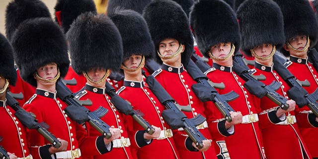 Mitglieder der House Band gehen während der Troops of Color-Party bei der Horse Guards Parade.