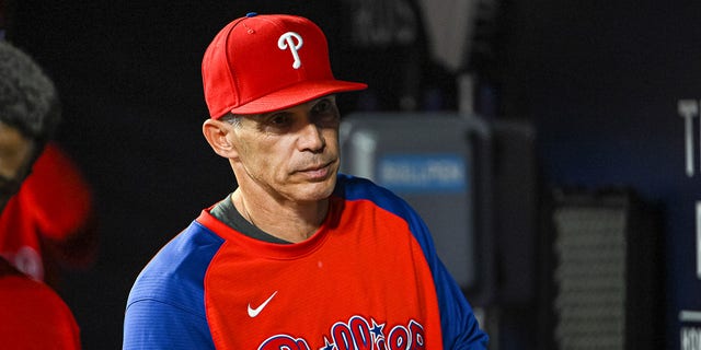 Joe Girardi, Manager der Philadelphia Phillies, während eines Spiels zwischen den Philadelphia Phillies und den Atlanta Braves am 26. Mai 2022 im Troist Park in Atlanta. 