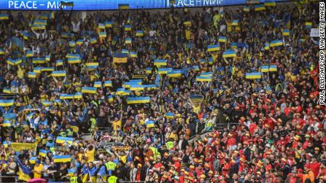 Ukraine-Fans hissen die Flagge ihres Landes im Cardiff City Stadium. 