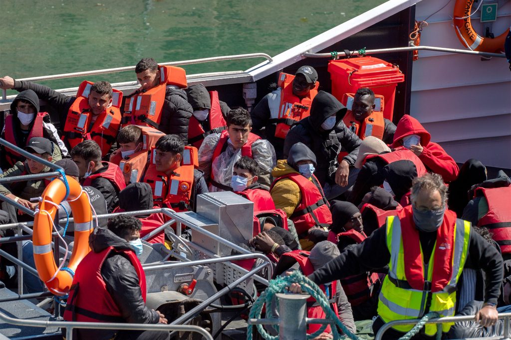 Am 22. Mai 2022 nahmen britische Grenzschutztruppen Migranten im Hafen von Dover, Großbritannien, fest.