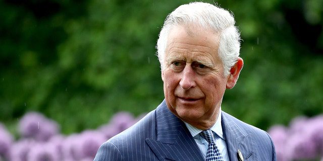 LONDON, ENGLAND - 17. MAI: Prinz Charles, Prinz von Wales zwischen den Ehemaligen bei einem Besuch in Kew Gardens am 17. Mai 2017 in London, England. 