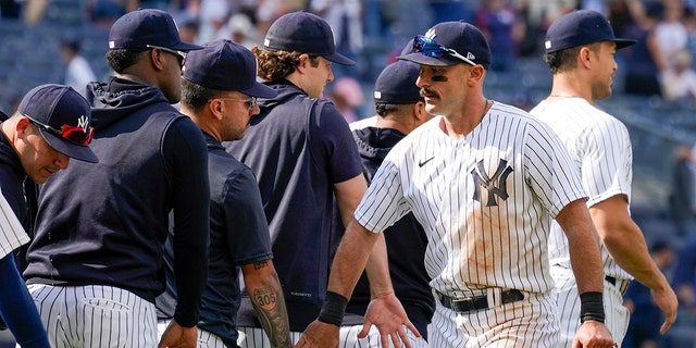 Matt Carpenter von den New York Yankees feiert mit seinen Teamkollegen nach ihrem Sieg über die Chicago Cubs am Sonntag, den 12. Juni 2022, in New York.